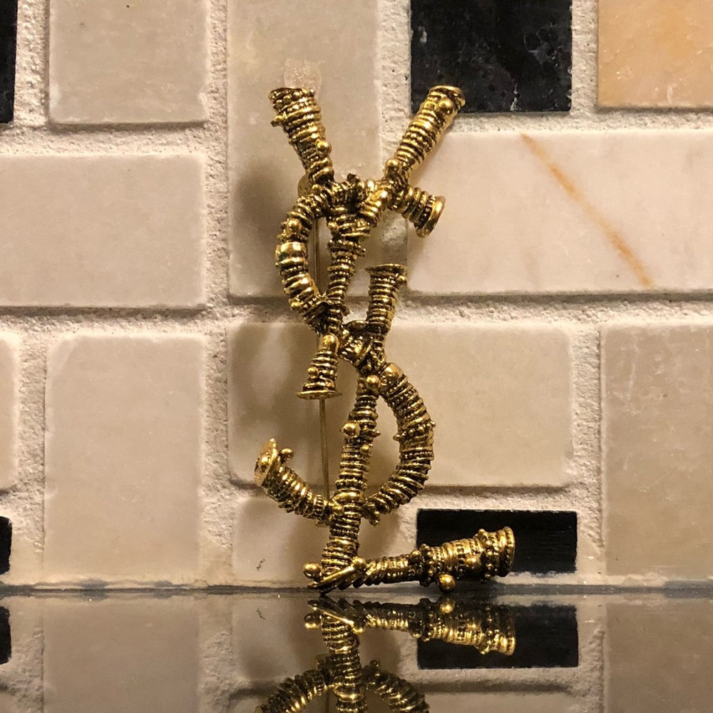 Luxury brooch